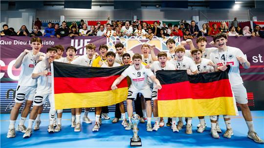 Das deutsche Team um Jasper Anschütz (links) bejubelt den WM-Titel.