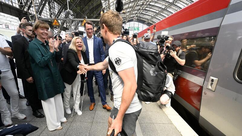 Ein Spalier zum Empfang: Olympia-Sportler sind zurück Das deutsche Team wird unter anderen von Bundesinnenministerin Nancy Faeser empfangen.