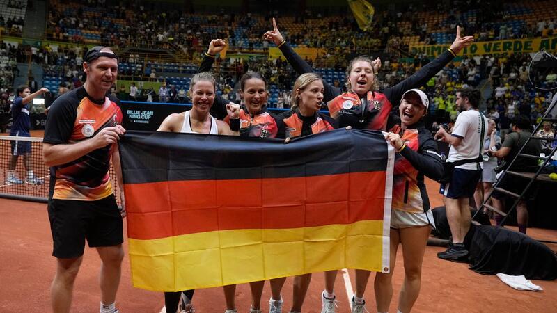 Billie Jean King Cup: Deutsches Team erreicht Finalrunde Das deutsche Tennis-Team feiert nach dem Sieg über Brasilien beim Billie Jean King Cup.