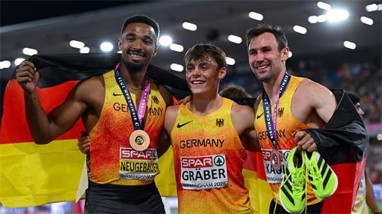 Das deutsche Zehnkampf-Trio Leo Neugebauer (l-r), Amadeus Gräber und Niklas Kaul nach dem spannenden EM-Zehnkampf.