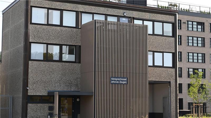 Das dreistöckige Gebäude wurde teilweise in Eigenarbeit von den Zeugen Jehovas renoviert.