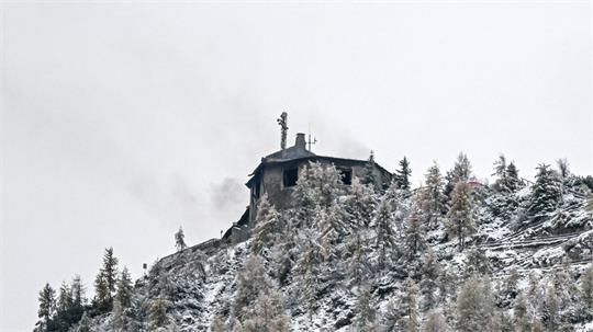 Das durch einen Brand schwerbeschädigte Kehlsteinhaus auf dem Obersalzberg bei Berchtesgaden. In der historischen Berggaststätte war am Freitagabend ein Großbrand ausgebrochen. 