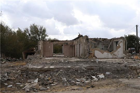 Das durch russischen Beschuss zerstörte Café im ostukrainischen Dorf Hrosa.