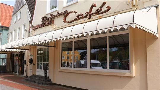 Das ehemalige Café Brüning – heute heißt es Gelateria da Marco – stand im Mittelpunkt eines Rechtsstreits. Streitpunkt war, in welchem Umfang bauliche Veränderungen rückgängig gemacht werden mussten und wer letztlich für die entstandenen Kosten aufkommt.