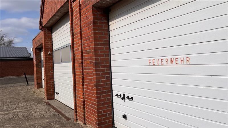 Pflicht und schöne Plätze: Wo Gemeinden in Nordkehdingen noch investieren Das ehemalige Feuerwehrgerätehaus in Oederquart soll anderweitig durch einen neuen Eigentümer genutzt werden. Die Gemeinde will das finanziell unterstützen.