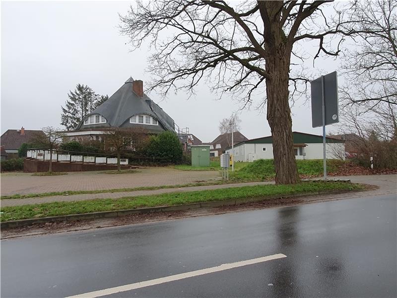 Das ehemalige Hotel Fredenbeck steht nach dem Brand im Sommer leer, die Container nebenan sind bewohnt. Foto: Beneke