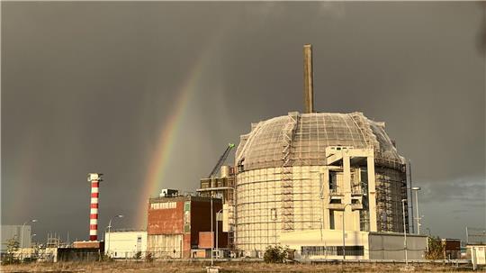PreussenElektra: Abschied vom Stader Kernkraftwerk Das ehemalige Kernkraftwerks wird zum Festakt am Montagabend von einem Regenbogen umrahmt. Bald ist vom Meiler nichts mehr zu sehen.