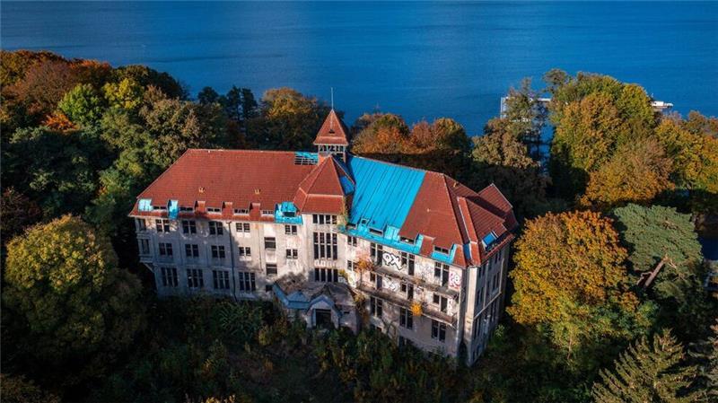 Lost Places - 150 Fotos zeigen Archäologie der Gegenwart Das ehemalige Kurhotel Zippendorf am Schweriner See gehört zu den Lost Places, die in einer Foto-Ausstellung des Archäologischen Museums Hamburg zu sehen sind.