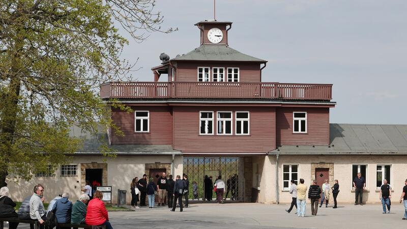 Das ehemalige Lagertor während der Gedenkfeier zum 79. Jahrestag der Befreiung des Konzentrationslagers Buchenwald.