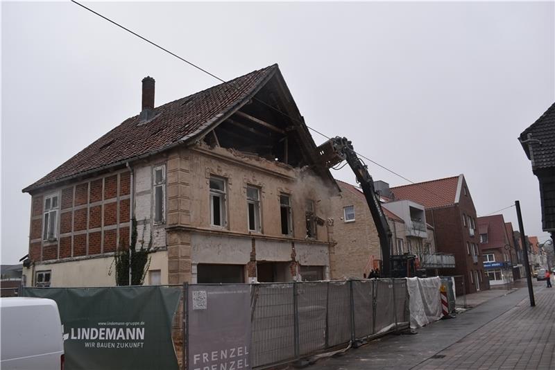 Das ehemalige „Möbelhaus“ mit der markanten Giebel-Fassade in der Langen Straße wird – wie schon das Nachbarhaus – abgerissen. Foto: Vasel