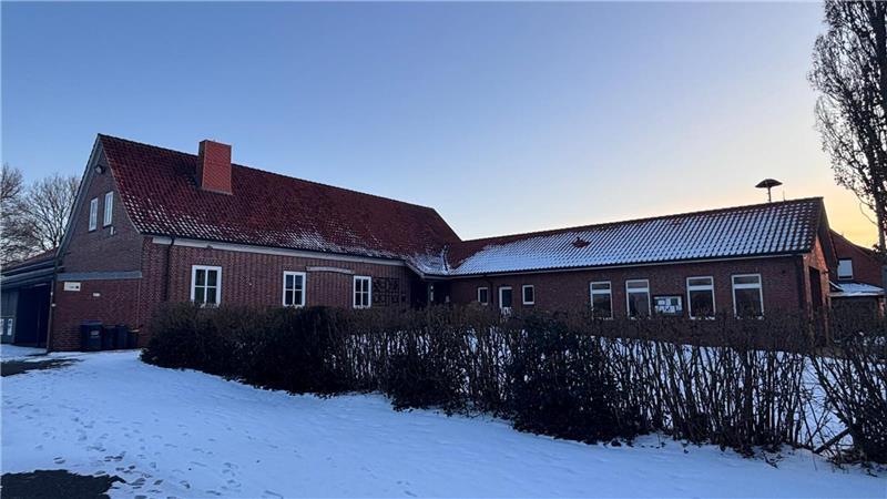 Das ehemalige Ottendorfer Schulgebäude links im Bild: Hier finden regelmäßig Sportkurse statt, obwohl der Zustand des Gebäudes schlecht ist. Rechts befindet sich das Feuerwehrgerätehaus.