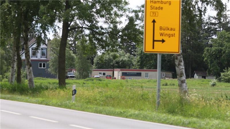 Das ehemalige Vereinsheim, in dem sich die Bandidos vor einigen Jahren niederließen, liegt direkt an der B73 in Wingst. Archivfoto: Lütt