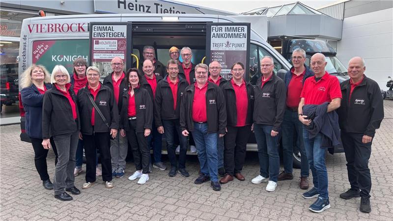 Das ehrenamtliche Team des Bürgerbusses freut sich über das neue Fahrzeug.