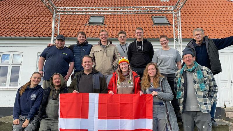 Das ehrenamtliche Team hilft, bei der Pflege der Ferienanlage.