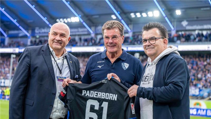 Das einzige Geschenk für VfL-Trainer Dieter Hecking kurz vor dem Spiel: Ein Trikot von Gegner SC Paderborn.