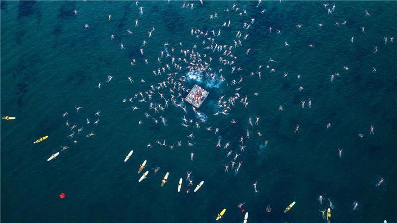Hüllenlos in Hobart: 3.000 Nackte feiern Wintersonnenwende Das eiskalte Nacktbaden startete am frühen Morgen.