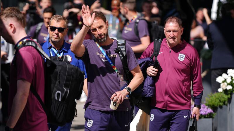 Kanes Titel-Trauma verlängert Englands Warten auf Erlösung Das englische Nationalteam wird beim Verlassen des Teamhotels in Berlin applaudiert.