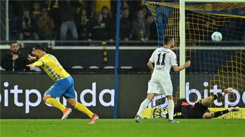 Das entscheidende Tor in der Relegation: Braunschweigs Fabio Di Michele Sanchez trifft gegen seinen Ex-Club Saarbrücken. (Archivbild)
