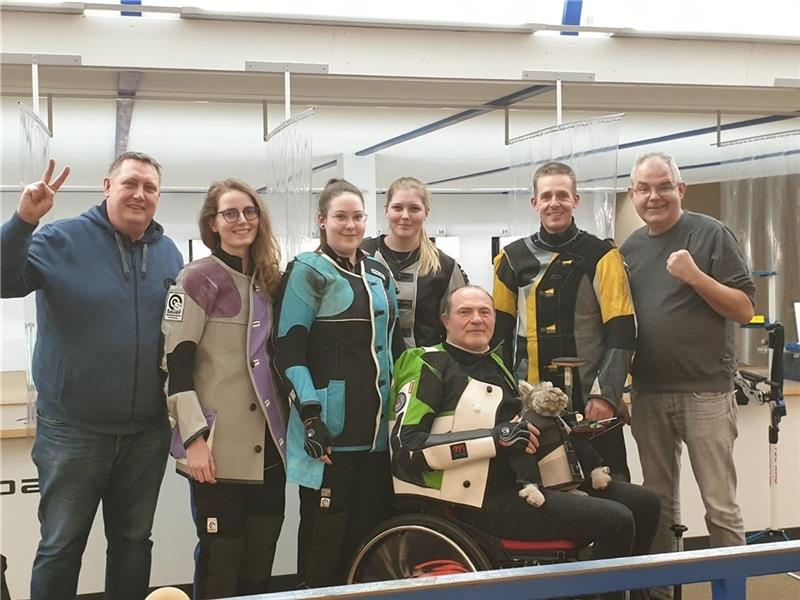 SV Neuenfelde schießt jetzt in der zweiten Liga Das erfolgreiche Luftgewehr-Team (von links): Trainer Matthias Bartels, Lara-Michelle Beuster, Monja Neder, Laura-Marie Bartels, Albin Zirk, Matthias Wübbe und Trainer Wolfgang Neder. Foto: Verein