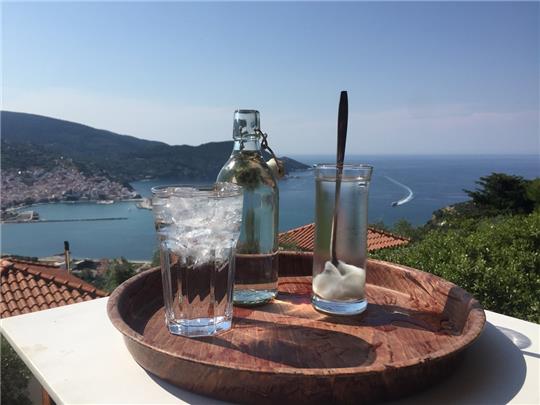 Das erfrischende griechische Sommergetränk Mastix. Es handelt sich dabei um eine zähe Paste aus Zucker, Vanille und dem Harz des Mastixbaums, der ausschließlich auf der Insel Chios wächst. Foto: Alexia Angelopoulou/dpa