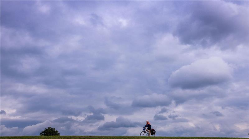 Das erste Adventswochenende zeigt sich überwiegend grau bei milden Temperaturen und gebietsweise Regen. (Symbolbild)