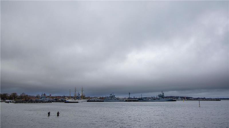 Das erste Adventswochenende zeitlich überwiegend bewölkt mit einzelnen Schauern. (Symbolbild)