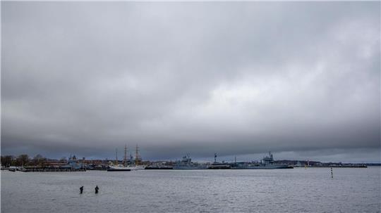 Das erste Adventswochenende zeitlich überwiegend bewölkt mit einzelnen Schauern. (Symbolbild)