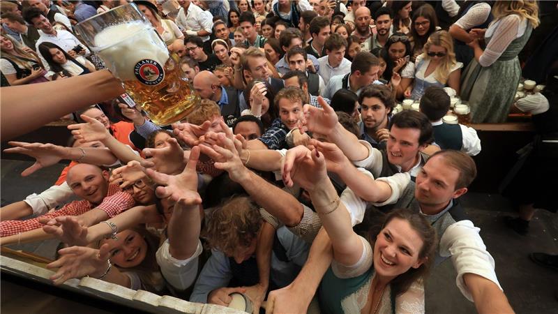 Das erste Bier gibt es am Anstichstag erst um 12 Uhr - entsprechend groß der Durst. (Archivbild von 2024)