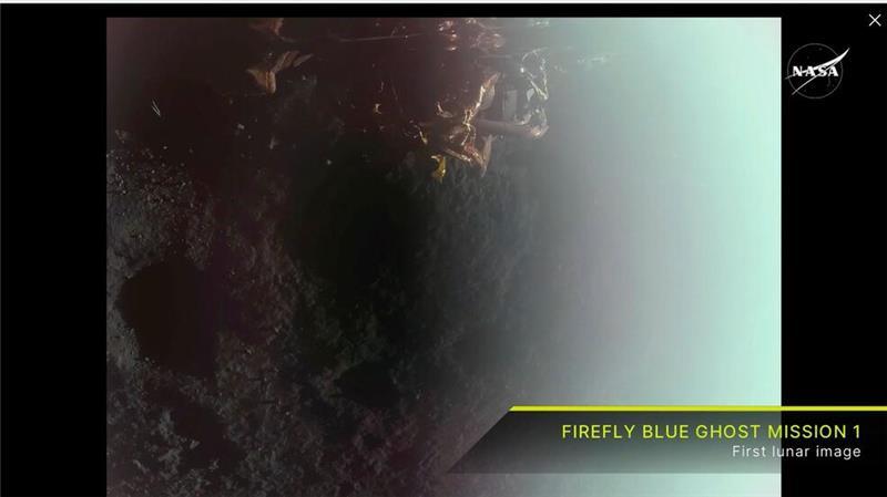 Mondlander setzt erfolgreich auf - zehn Instrumente an Bord Das erste Foto von „Blue Ghost“ zeigt die Mondoberfläche bei Sonnenaufgang.