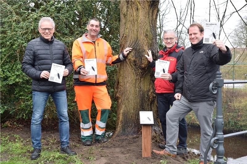 Das erste Schild steht. Darüber freuen sich (von links): Dr. Wolfgang Kurtze, Ralf von Holt, Wilfried Böhling und Stadtplaner Dirk Bossen. Foto: Strüning