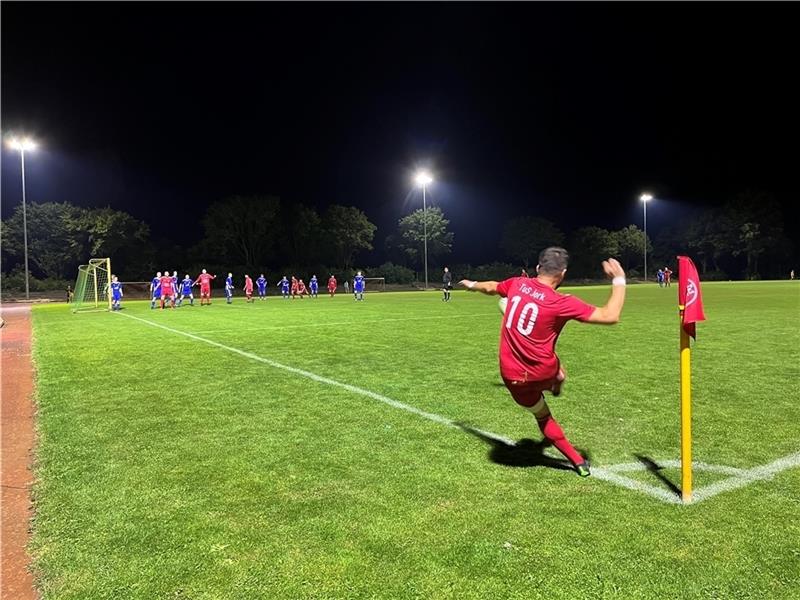 Deinste verpatzt Auftakt ins neue Jahr Das erste Spiel unter Flutlicht auf dem Rasenplatz am Schulzentrum gewann der TuS Jork mit 7:1 gegen den TSV Großenwörden. Foto Vasel