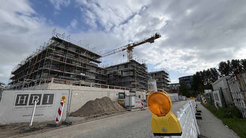 Vermietung gestartet: So viel kostet eine HBI-Wohnung am Schwingedeich Das erste der drei neuen Häuser hinter dem Gasometer (oben) ist zum 1. Oktober bezugsfertig, das dritte Haus zum 1. November.