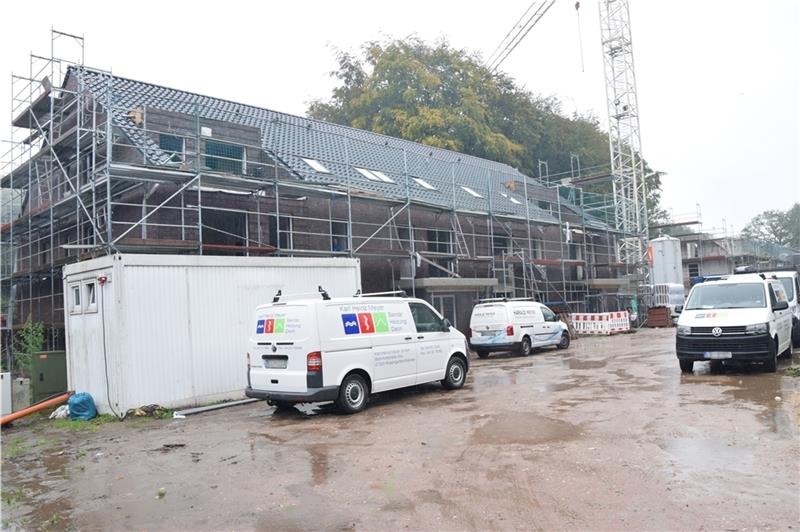 Schlosspark in Agathenburg: Mieter können im April einziehen Das erste von zwei Häusern wird wohl schon im März kommenden Jahres fertig werden, das zweite etwa einen Monat später. Dort entstehen jeweils zwölf neue Wohnungen . Foto: Battmer