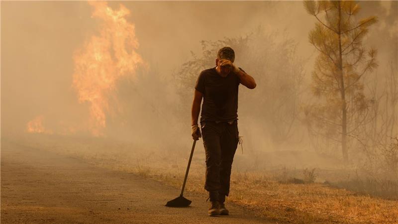Brände: Entspannung in Griechenland und Hilferuf aus Spanien Das extrem heiße Wetter, die zusätzliche Gluthitze der Brände und der viele Rauch bringt die Brandbekämpfer an den Rand ihrer Kräfte.