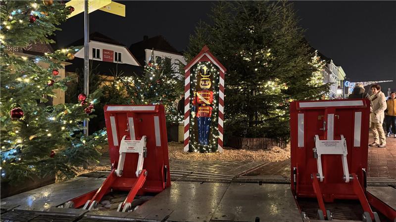 Winterwald und Öko-Klos: Der Buxtehuder Weihnachtsmarkt im TAGEBLATT-Check Das fällt auf: An den Eingängen zum Weihnachtsmarkt stehen dieses Jahr erstmals mobile Durchfahrtssperren.