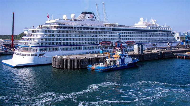 Aida & Co.: Erstes Kreuzfahrtschiff der Saison streicht Santorini Das fast 230 Meter lange Kreuzfahrtschiff „Viking Star“ der Reederei Viking Ocean Cruises liegt im Hafen von Mukran auf der Insel Rügen.