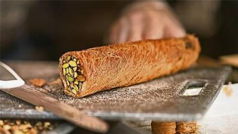 Das feine arabische Gebäck fertigt Safwan Aldada jeden Morgen in der Backstube an.