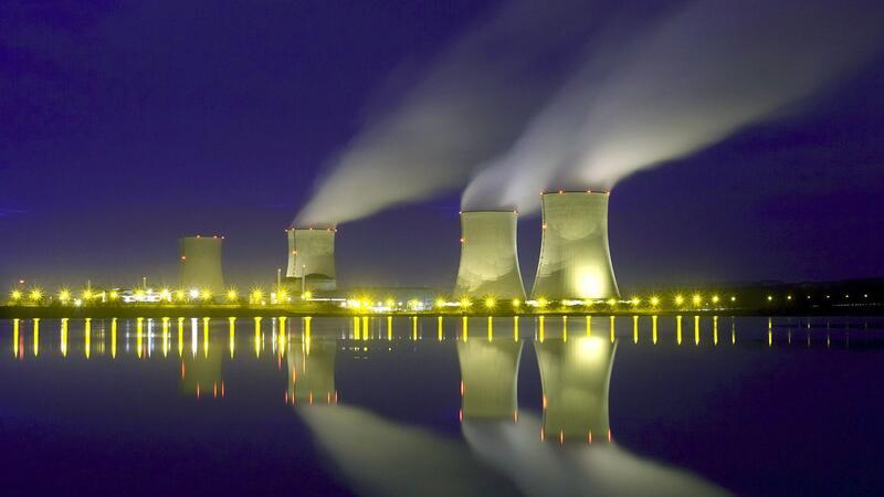 Das französische Kernkraftwerk Cattenom an der Model nahe der deutschen Grenze. Weltweit sind der Internationalen Atomenergiebehörde zufolge 415 Reaktoren zur Stromproduktion in Betrieb.