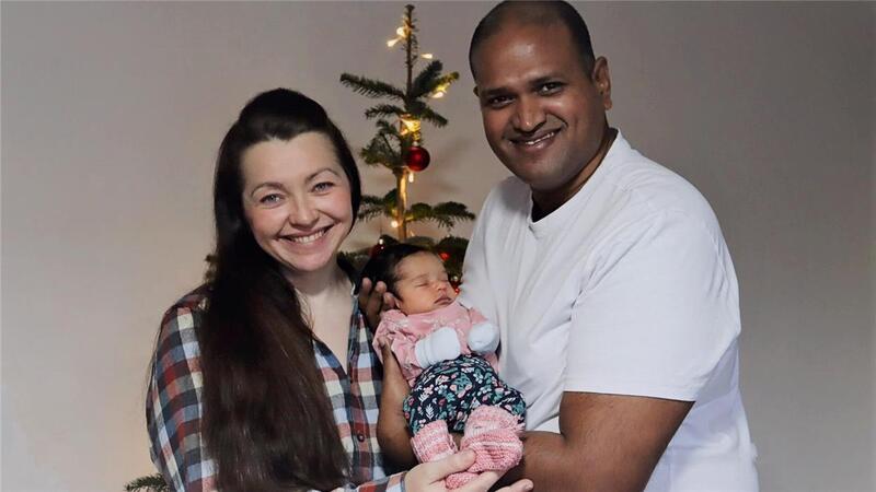 Von der Notunterkunft ins Glück: Oskana und Nikhil starten in ein neues Leben Das frisch gebackene Elternpaar mit Tochter Trisha.Foto: lindenau