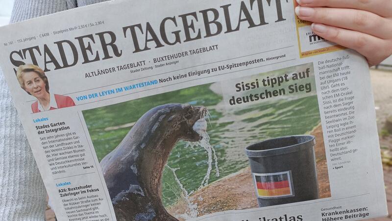 Das frisch gedruckte TAGEBLATT-Exemplar, bereit, gelesen zu werden.