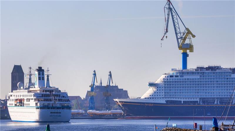 Kreuzfahrtschiff „Deutschland“ macht im Wismarer Hafen fest Das frühere ZDF-Traumschiff eröffnet die Kreuzfahrersaison 2025 in der Welterbe-Stadt.