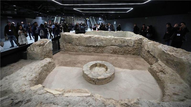 Das ganze Fundament eines ausgegrabenen Gebäudes ist an einer der Haltestellen ausgestellt.