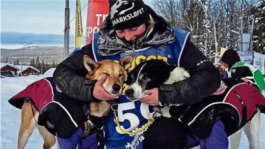 Das gefällt den Huskys: Sie werden liebevoll von Lisa Pannenberg gekrault.