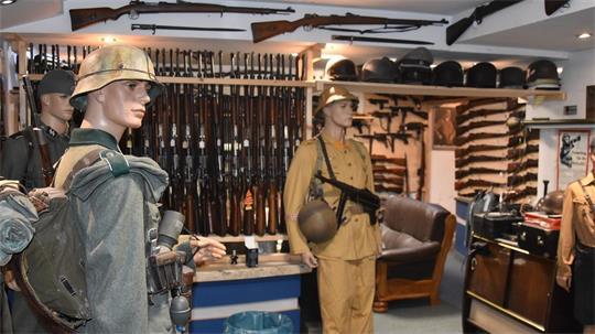 Das geheime Waffenarsenal lag hinter einer Art privatem Waffenmuseum mit Geheimtüren, versteckten Räumen und verborgenen Schließmechanismen. (Archivbild)