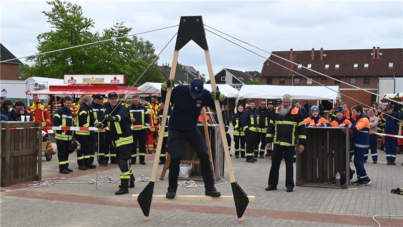 Das gehende A erforderte als erste Station des Blütenmarsches viel Geschicklichkeit, die Feuerwehr Aschersleben erreichte die volle Punktzahl.