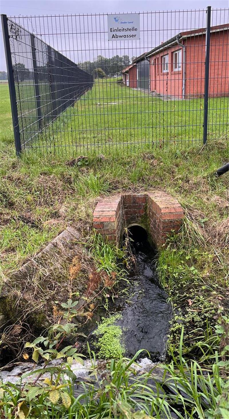 Das geklärte Wasser plätschert in den Oldendorfer Bach, knapp über sechs Liter in der Sekunde fließen zurück in den Wasserkreislauf.
