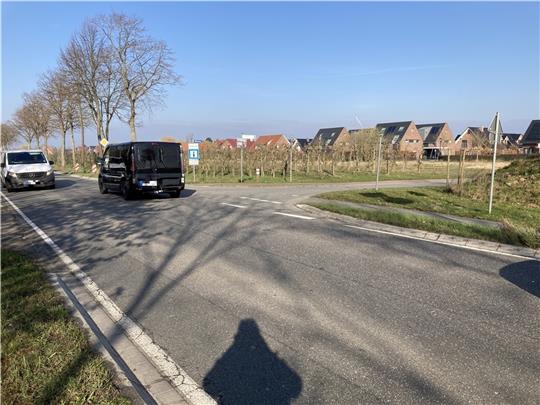 Das geplante Baugebiet Kirschhoff liegt am Muddweg (L 140) in Mittelnkirchen zwischen einer Obstplantage und dem alten Wohngebiet. Foto: Vasel