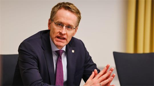 Das geplante Rentenpaket müsse zügig umgesetzt werden, sagte Ministerpräsident Daniel Günther. (Archivbild)