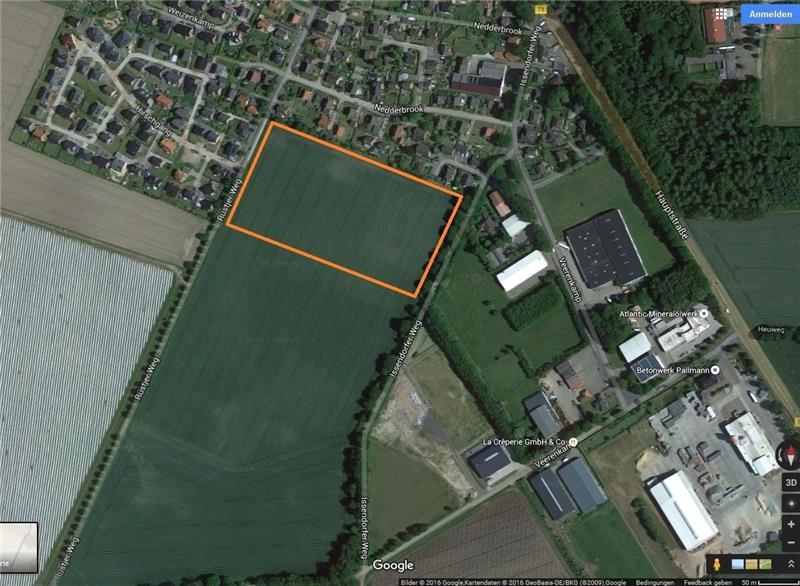 Das geplante Wohngebiet „Südlich Nedderbrook“ (gelbes Viereck) liegt zwischen Wohnsiedlungen am Rüstjer Weg (links) und dem Gewerbepark Veerenkamp am Issendorfer Weg (rechts).  Foto Google Earth