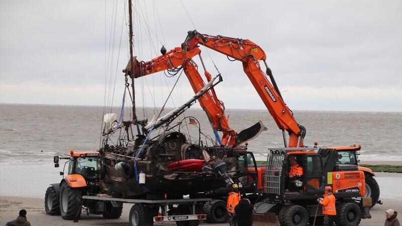 „Geisterschiff“ ohne Probleme geborgen Das gestrandete Segelschiff „Wibo“ wird auf der Insel Norderney auf einen Anhänger verladen.